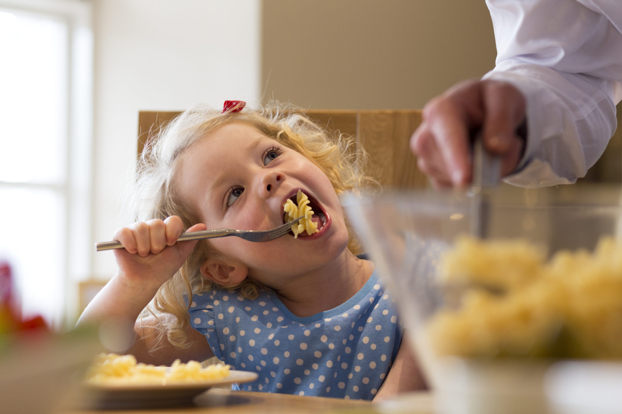 Почему дети едят ночью. Макароны для детей. Ребенок ест макароны. Девочка ест спагетти. Фотосессия с макаронами детская.